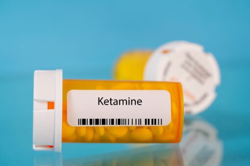 ketamin pills, Image of Ketamine pills in a medical setting, highlighting their therapeutic use for mental health and pain management.